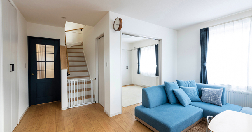 木目にブルーが映える家事ラク回遊動線の家