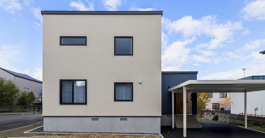 木目にブルーが映える家事ラク回遊動線の家