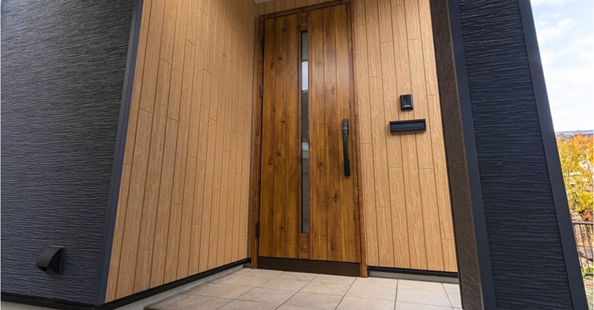 木目にブルーが映える家事ラク回遊動線の家