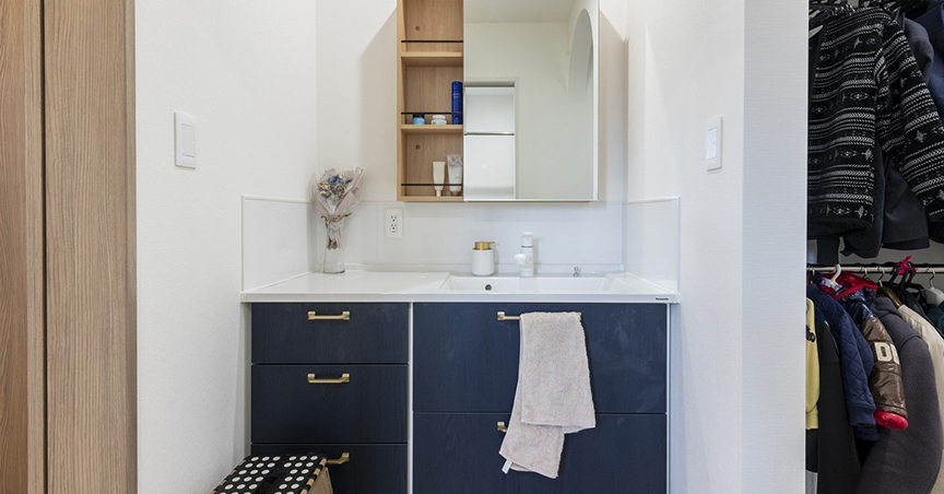 木目にブルーが映える家事ラク回遊動線の家