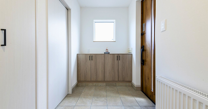 木目にブルーが映える家事ラク回遊動線の家