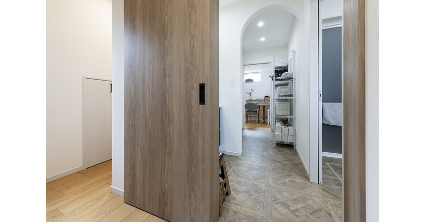 木目にブルーが映える家事ラク回遊動線の家